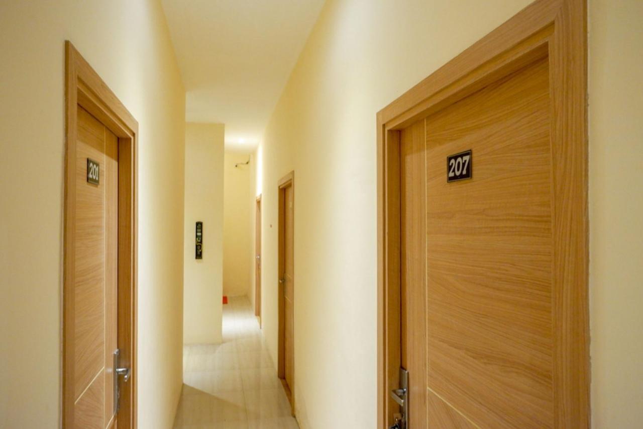 Reddoorz Plus @ Losari Makassar Exteriör bild