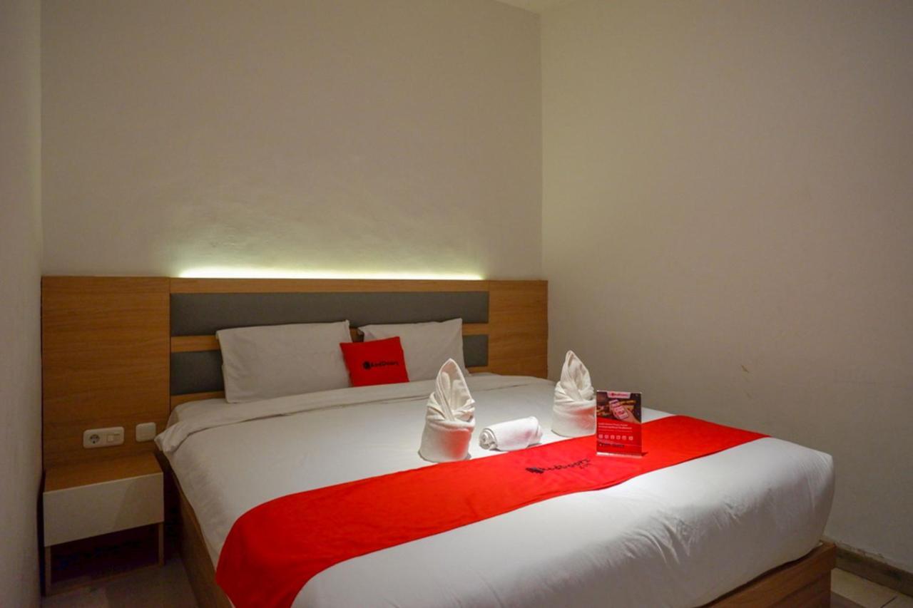 Reddoorz Plus @ Losari Makassar Exteriör bild