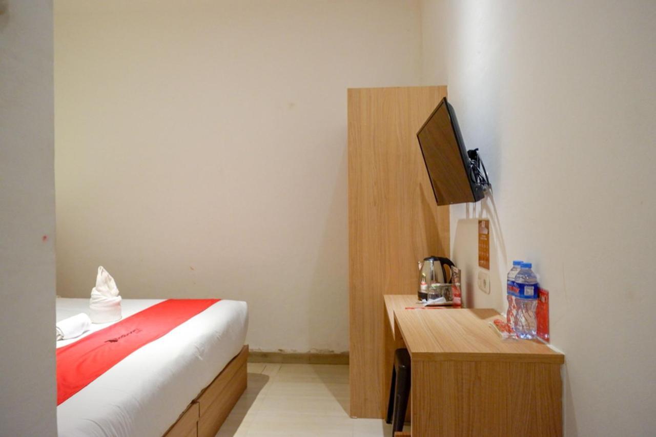 Reddoorz Plus @ Losari Makassar Exteriör bild