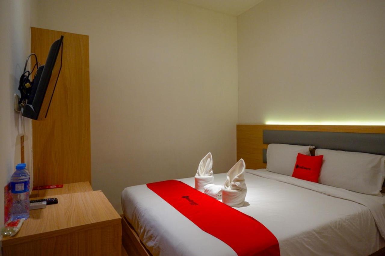 Reddoorz Plus @ Losari Makassar Exteriör bild