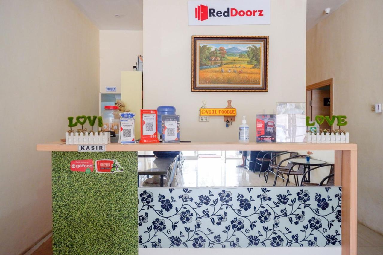 Reddoorz Plus @ Losari Makassar Exteriör bild